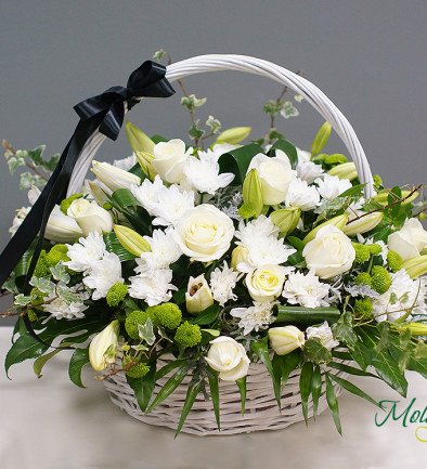 Корзина из белых роз, лилий и хризантемы Фото 394x433