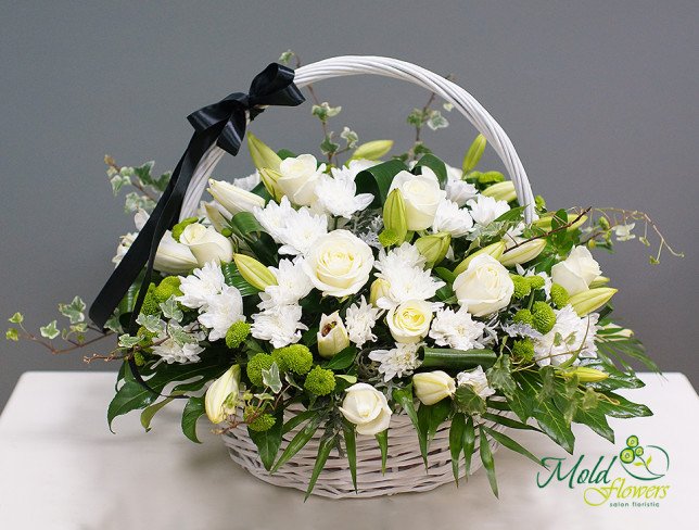 Coș cu trandafiri, crini și crizanteme albe (la comanda, 5 zile) foto