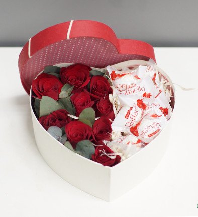 Коробка с розами и raffaello Фото 394x433
