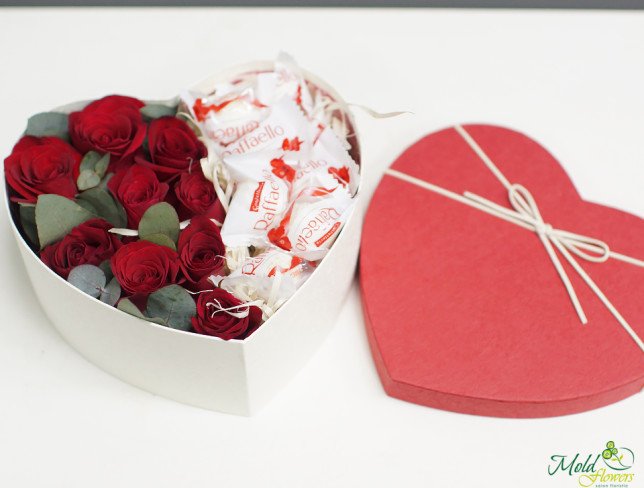 Коробка с розами и raffaello Фото
