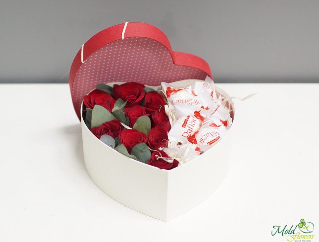 Коробка с розами и raffaello Фото
