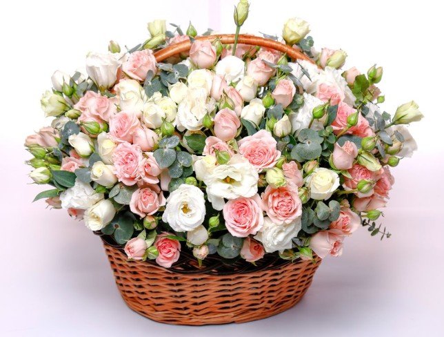 Корзина с розовыми розами и белой эустомой Фото