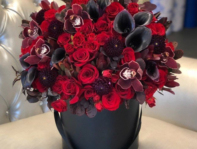 Черная коробка с розами, орхидеей и каллами (под заказ, 10 дней) Фото
