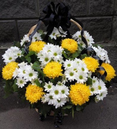 Basket with white and yellow chrysanthemums photo 394x433
