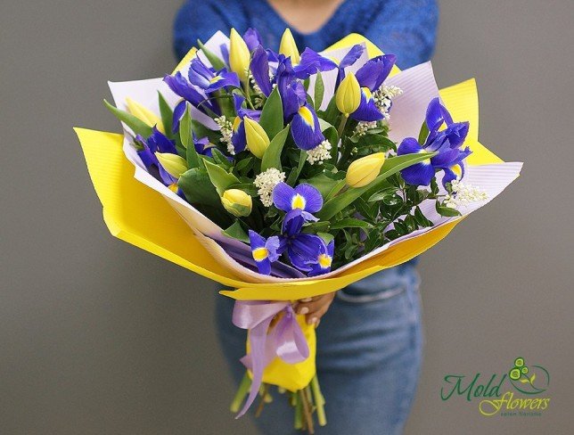 Букет из ирисов и желтых тюльпанов Фото