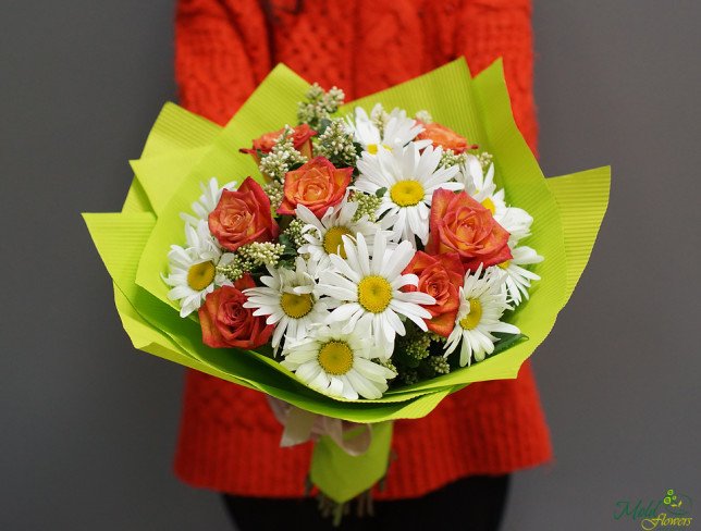 Букет с ромашками и оранжевыми розами Фото