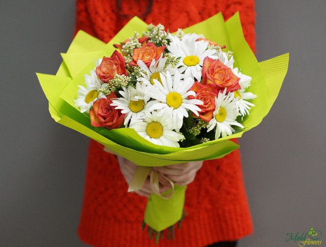 Букет с ромашками и оранжевыми розами Фото