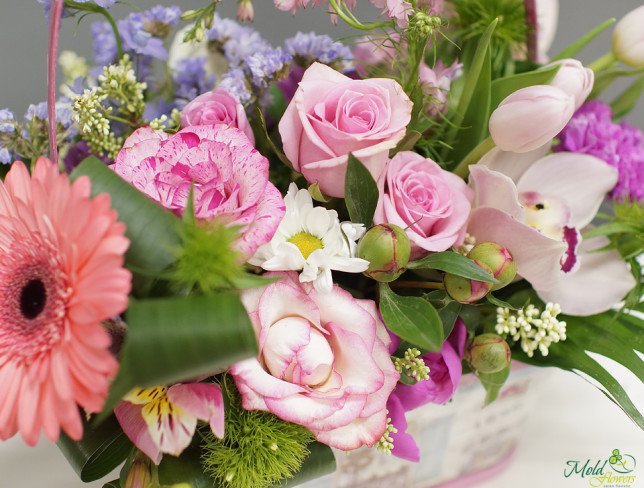 Корзина с розовыми розами, тюльпанами, герберами,пионовидными розами, фиолетовой орхидеей Ванда, фиолетово- белыми альстромериями фото