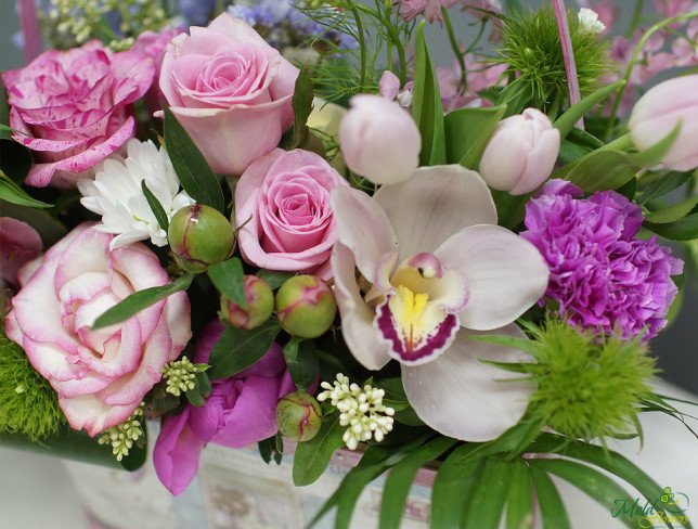 Корзина с розовыми розами, тюльпанами, герберами,пионовидными розами, фиолетовой орхидеей Ванда, фиолетово- белыми альстромериями фото