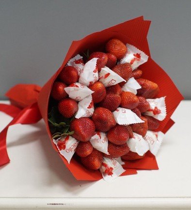Bouquet of strawberries and Raffaello photo 394x433