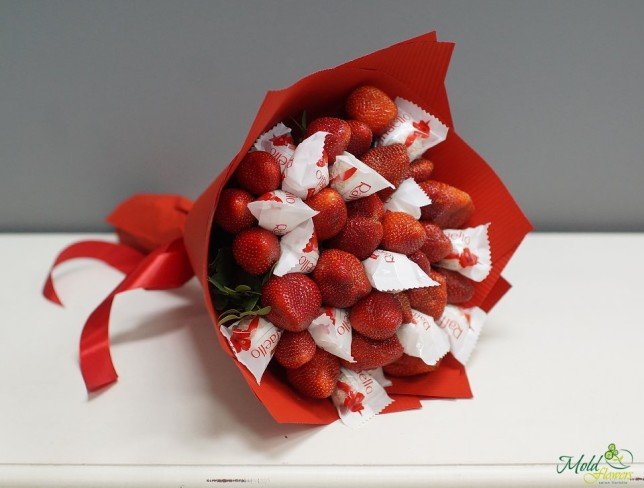 Bouquet of strawberries and Raffaello photo