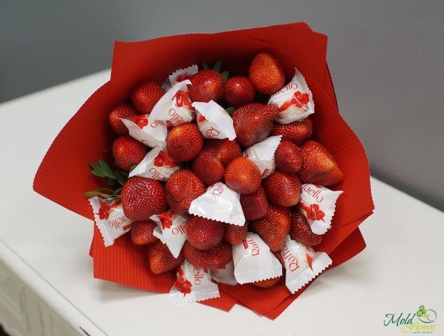 Bouquet of strawberries and Raffaello photo