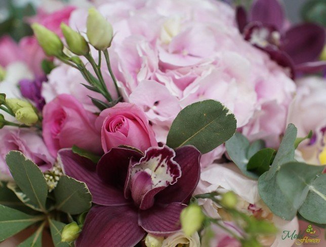 Букет с розовой гортензией, розами, альстромерией, эустомой, белой хризантемой, альстромерией, фиолетовой эустомой фото