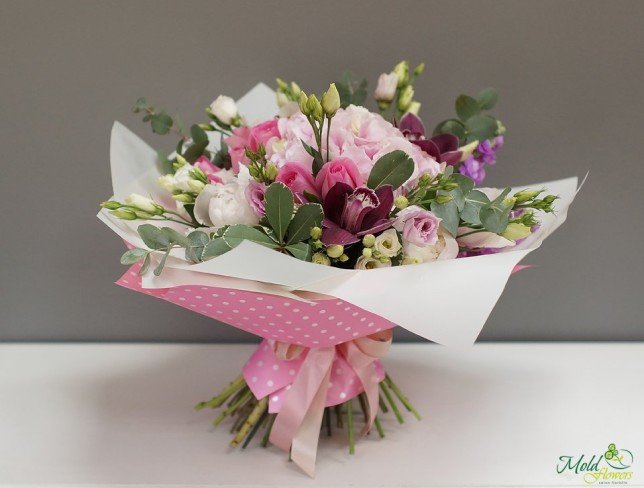 Букет с розовой гортензией, розами, альстромерией, эустомой, белой хризантемой, альстромерией, фиолетовой эустомой фото