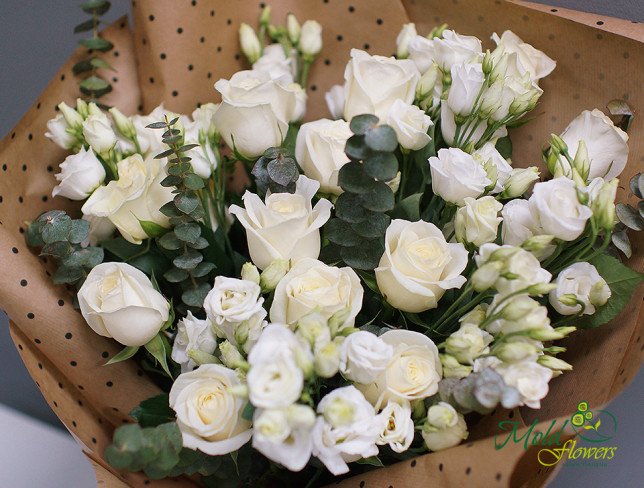 Букет из белой эустомы, розы и эвкалипта Фото