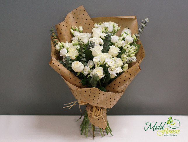 Buchet din eustoma albă, trandafiri și eucalipt foto