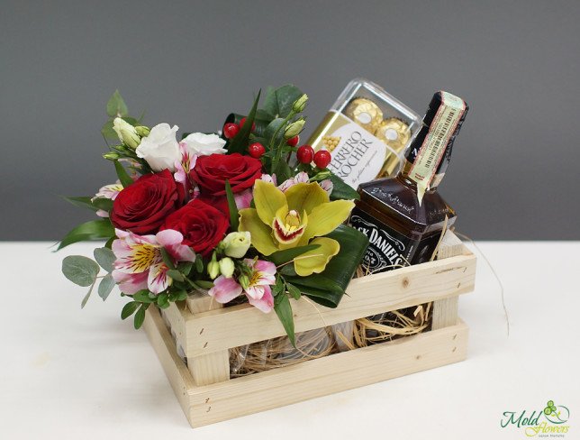 Деревянный ящик с розами, гиперикумом, орхидеей, альстромерией, бутылкой Jack Daniels, конфетами фото