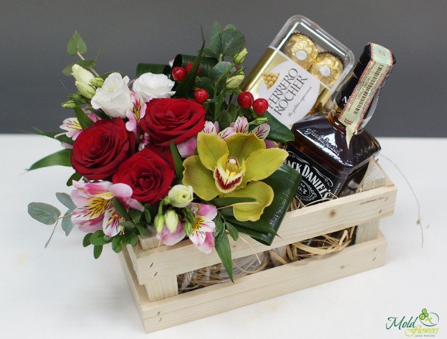 Деревянный ящик с розами, гиперикумом, орхидеей, альстромерией, бутылкой Jack Daniels, конфетами фото