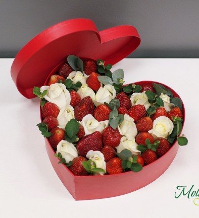 Heart-shaped Box with White Roses and Strawberries photo 394x433