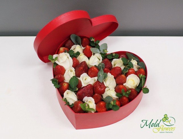 Cutie-inimă cu trandafiri albi și căpșuni foto