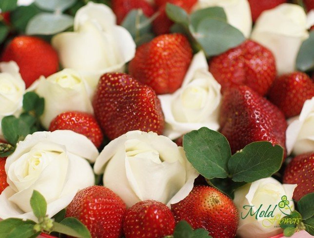 Cutie-inimă cu trandafiri albi și căpșuni foto