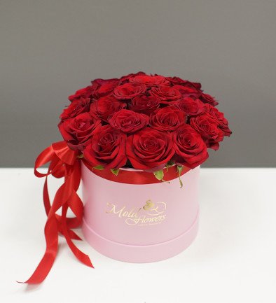 Cutie roz cu trandafiri roșii foto 394x433