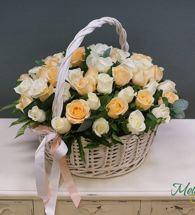 Корзина с белыми и кремовыми розами Фото 394x433