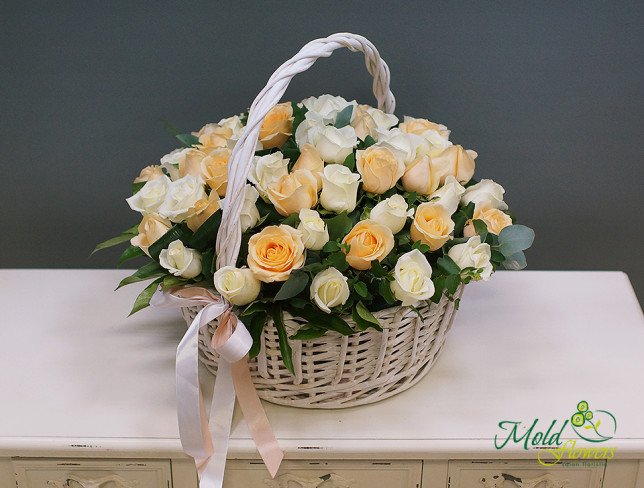 Корзина с белыми и кремовыми розами Фото