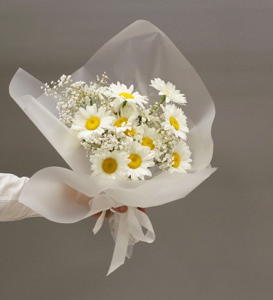 Bouquet of chamomile and baby's breath photo 394x433
