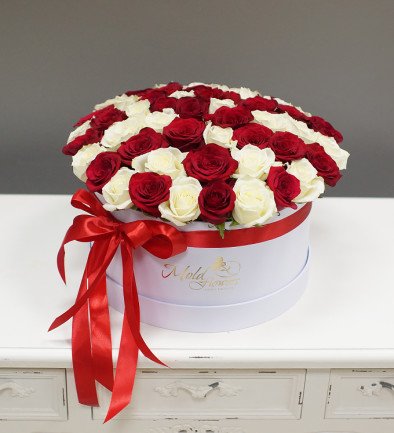 Белая коробка с красными и белыми розами Фото 394x433