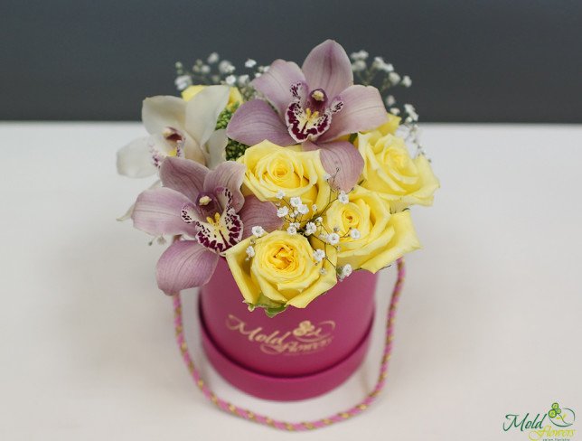 Маленькая розовая коробка с желтыми розами, белыми и бордовыми орхидеями фото