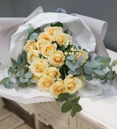 Bouquet of cream roses and hypericum photo 394x433