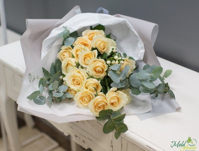 Bouquet of cream roses and hypericum photo
