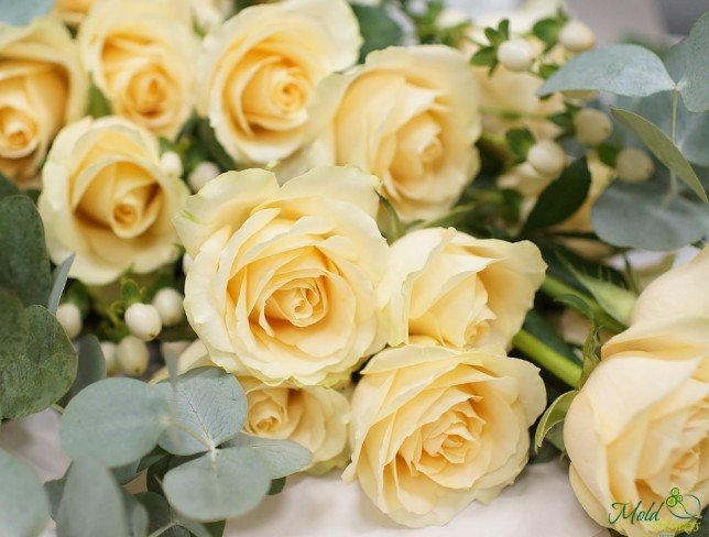 Букет из кремовой розы и гиперикума Фото