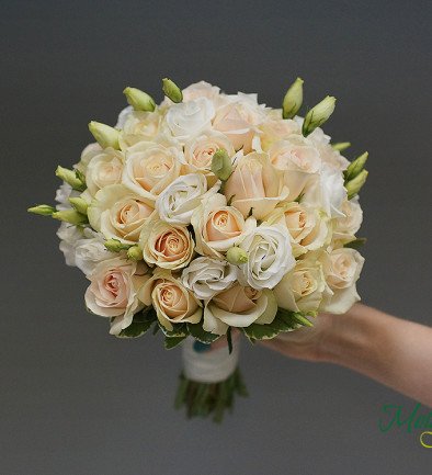 Buchetul miresei trandafiri crem și eutoma albă foto 394x433
