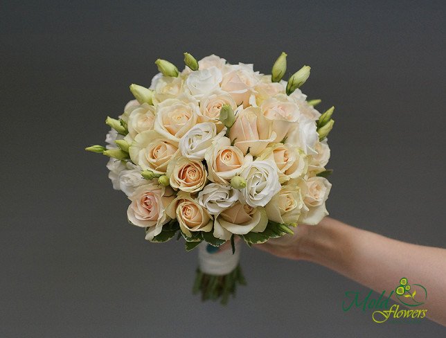 Букет невесты из кремовой розы и белой эустомы Фото
