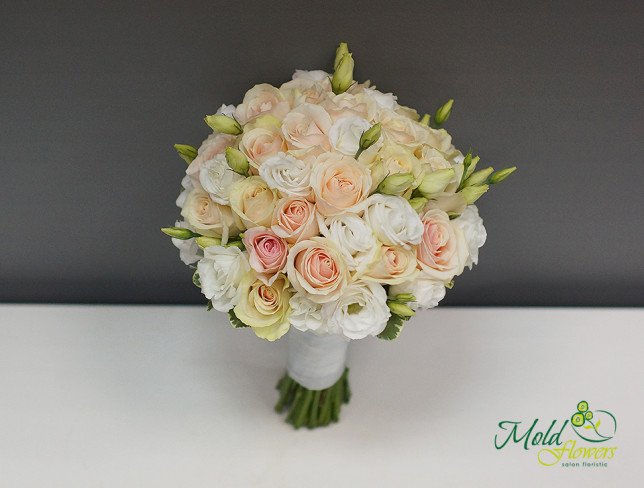 Bride's bouquet of cream roses and white eustoma photo