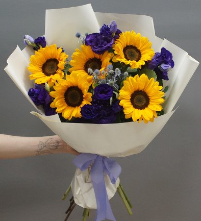 Bouquet of sunflowers and violet lisianthus photo 394x433