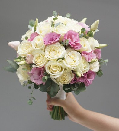 Buchetul miresei din trandafiri albi, eustoma roz și eucalipt foto 394x433