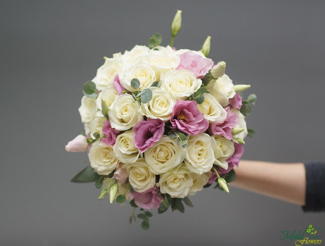 Свадебный букет невесты из белых роз, розовой эустомы и эвкалипта от moldflowers.md
