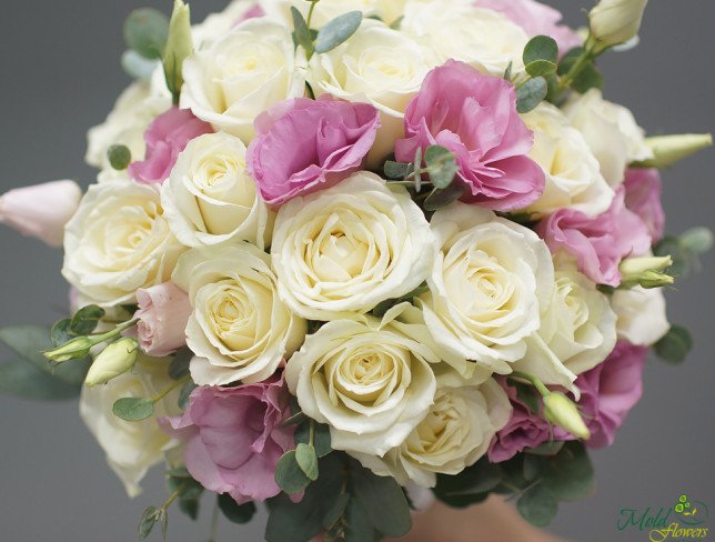 Buchetul miresei din trandafiri albi, eustoma roz si eucalipt de la moldflowers.md