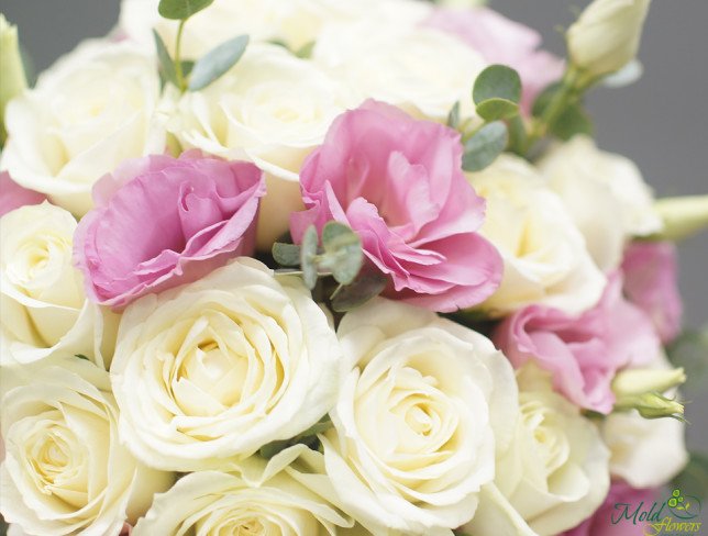 Свадебный букет невесты из белых роз, розовой эустомы и эвкалипта от moldflowers.md