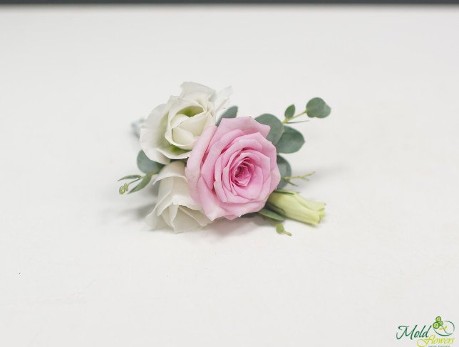 Бутоньерка из белой эустомы и розовой розы Фото