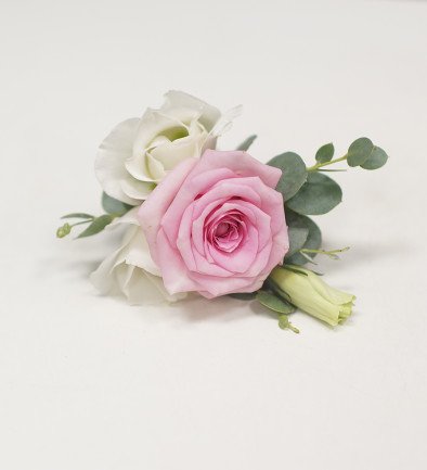 Floare-butoniera din eustoma albă și trandafir roz foto 394x433