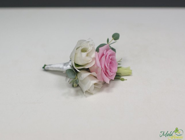 Бутоньерка из белой эустомы и розовой розы Фото