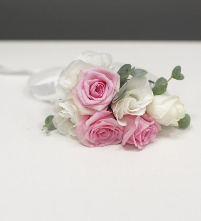 Bracelet of white eustoma and pink roses photo 394x433