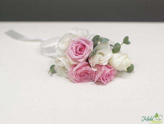 Brățară din eustoma albă și trandafiri roz foto
