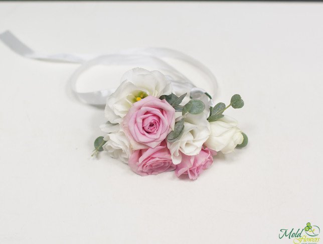 Bracelet of white eustoma and pink roses photo