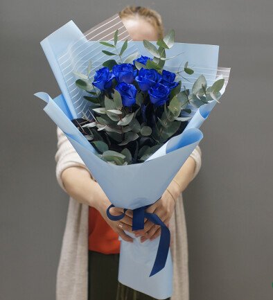 Buchet din trandafiri albastri si eucalipt foto 394x433