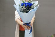 Buchet din trandafiri albastri si eucalipt — foto 4